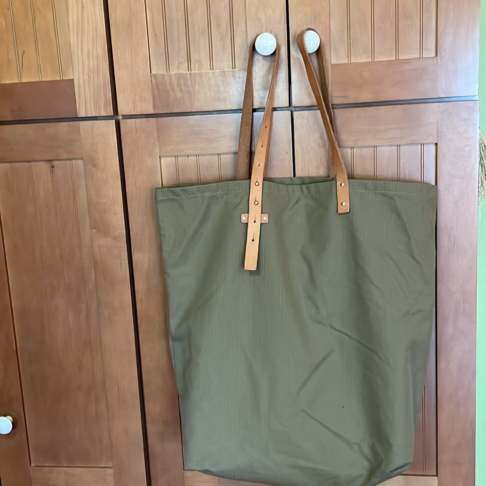 8.6.4. Adjustable olive tote bag - Picture 2 of 6